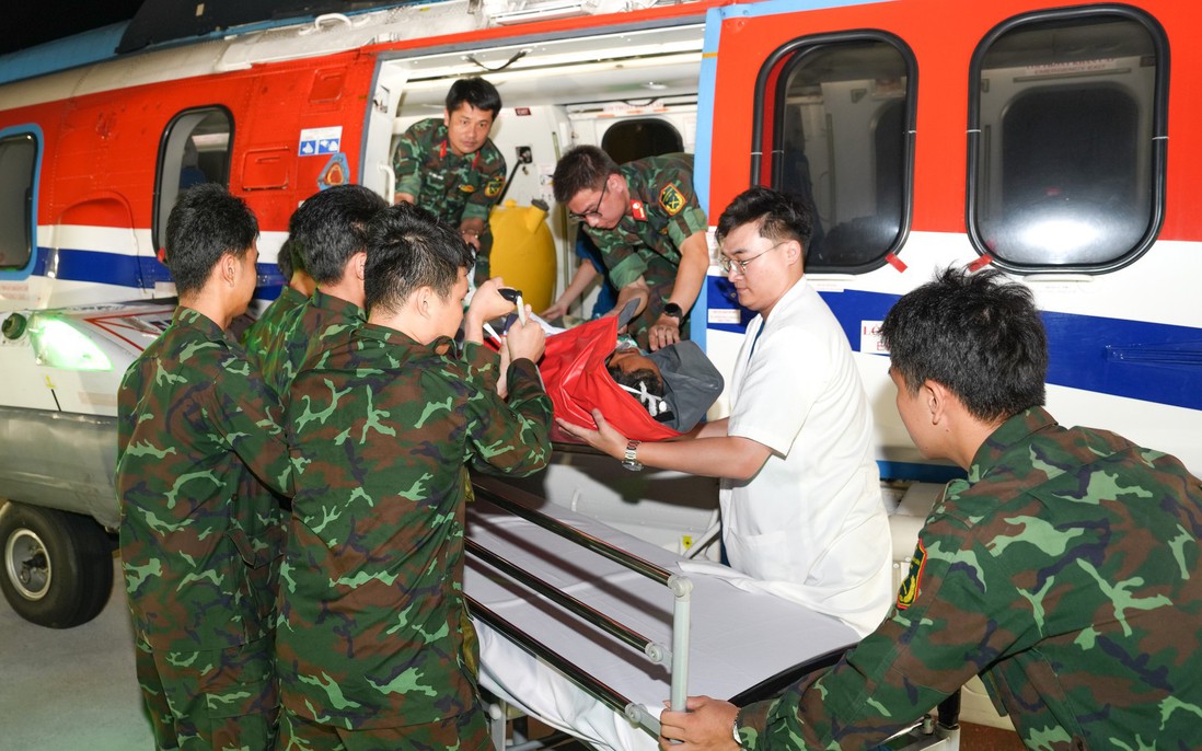 Trực thăng đưa ngư dân bị nạn từ Trường Sa về đất liền an toàn