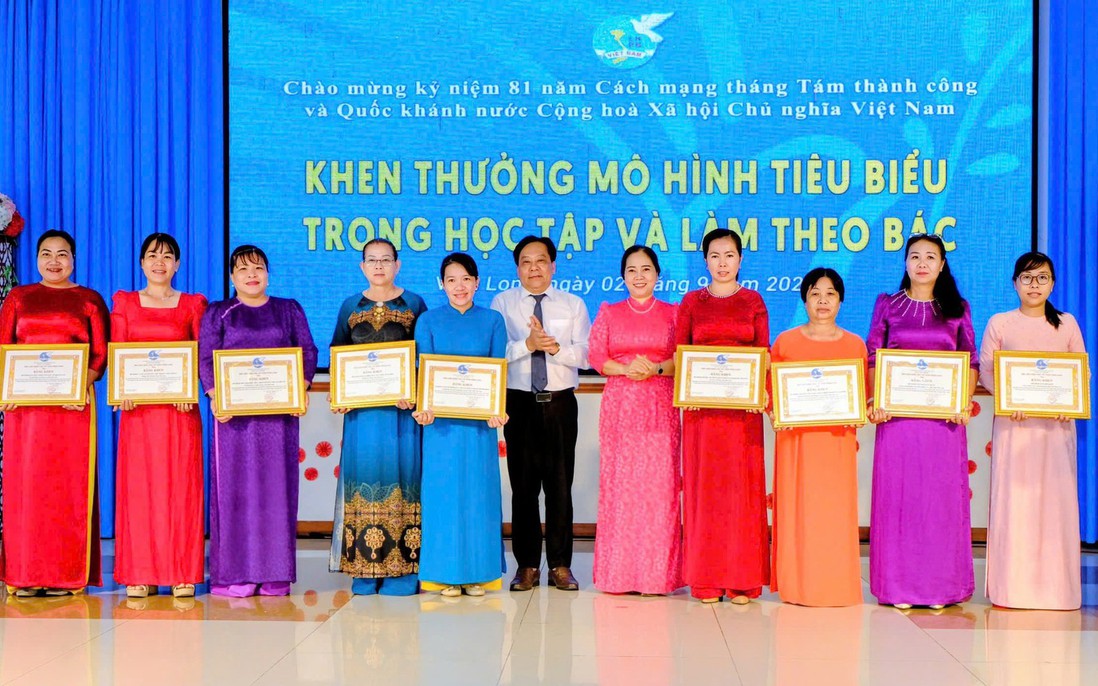 Hội LHPN tỉnh Vĩnh Long biểu dương 25 mô hình tiêu biểu học tập và làm theo Bác