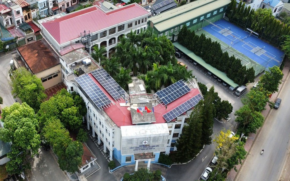 Từ mái nhà, người thợ điện lan tỏa nguồn năng lượng xanh