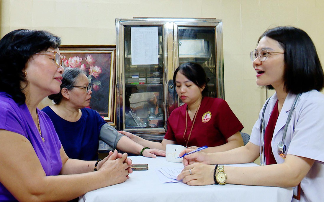 Già hóa dân số nhanh: Không thể để gia đình "tự bơi" trong chăm sóc người cao tuổi