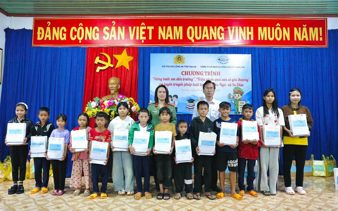 Phụ nữ Công an Gia Lai trao 80 phần quà cho phụ nữ, trẻ em khó khăn