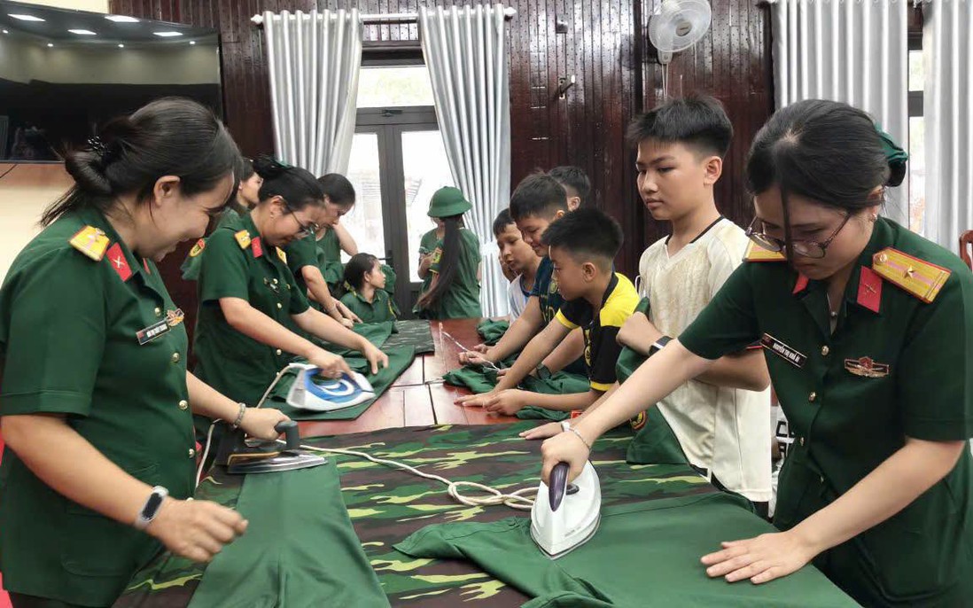 Phụ nữ Trường thiếu sinh quân miền Trung "Đồng hành cùng em đến trường"