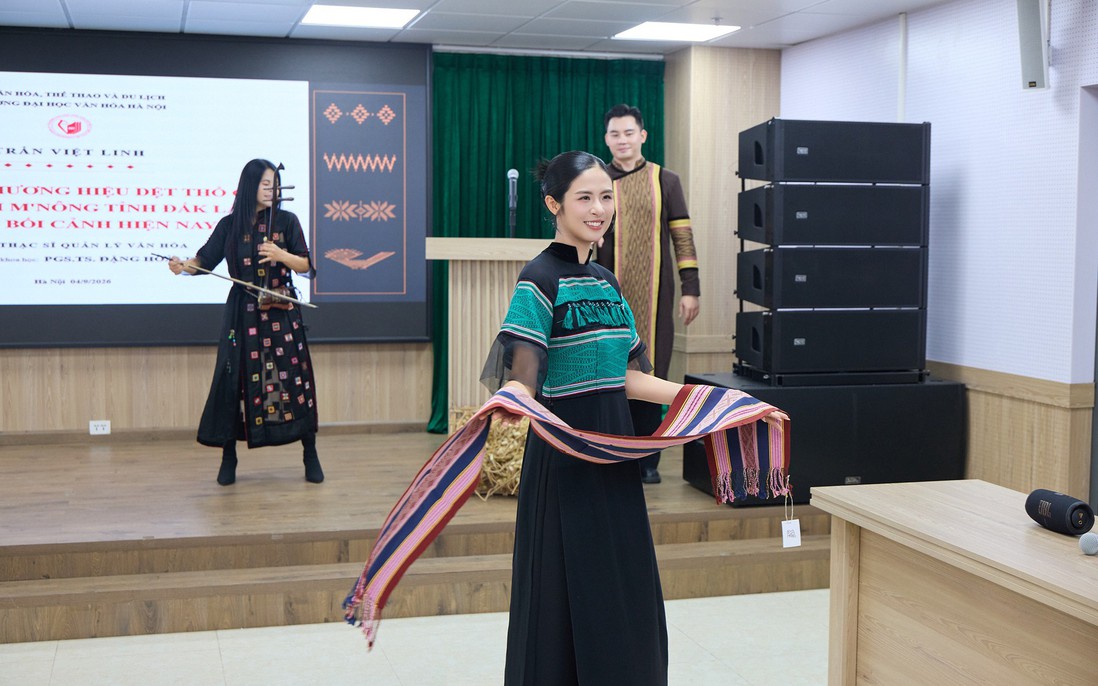 MC Mạnh Khang kể câu chuyện thổ cẩm M’Nông bằng thời trang