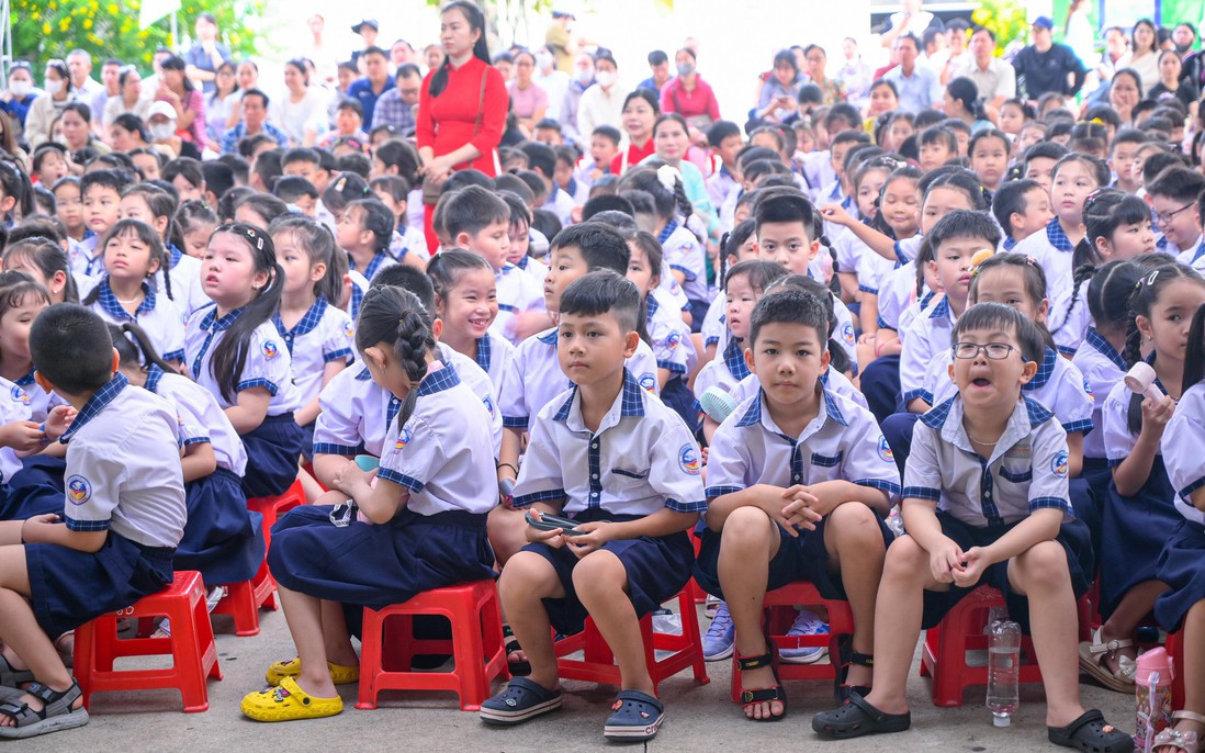 Học sinh vùng biên An Giang phấn khởi khi được học dưới ngôi trường mới