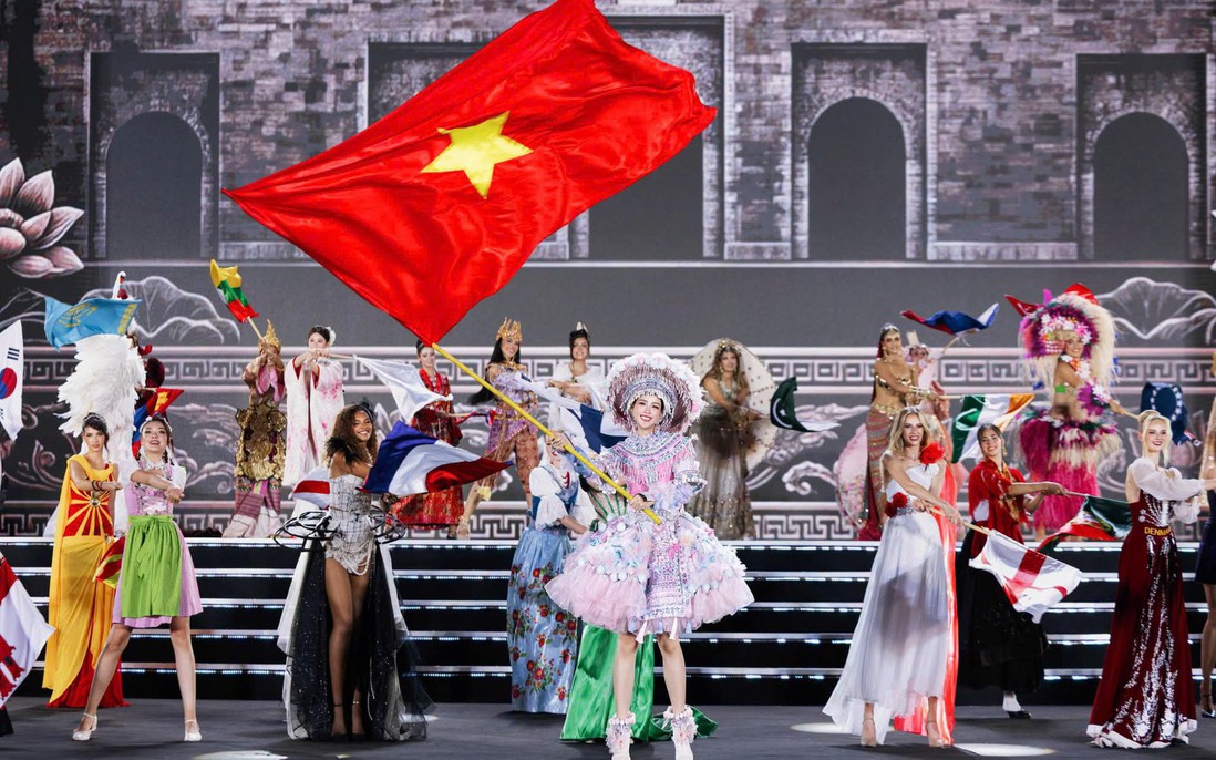 Bảo Ngọc rạng rỡ vẫy cờ Tổ quốc mở màn chung kết Miss World 2026