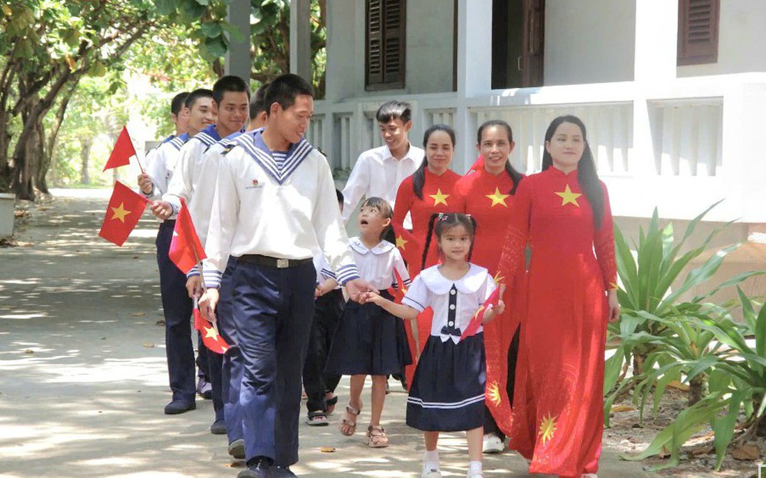Rộn rã tiếng trống khai trường nơi đầu sóng Trường Sa