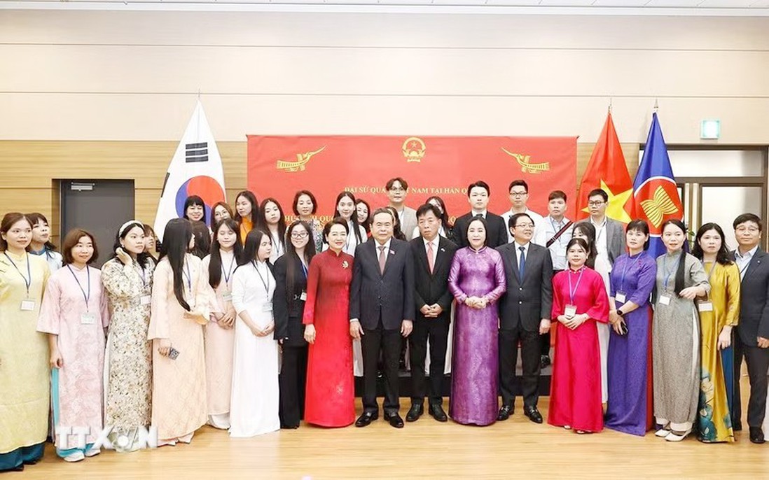 National Assembly Chairman Tran Thanh Man meets Vietnamese community in South Korea