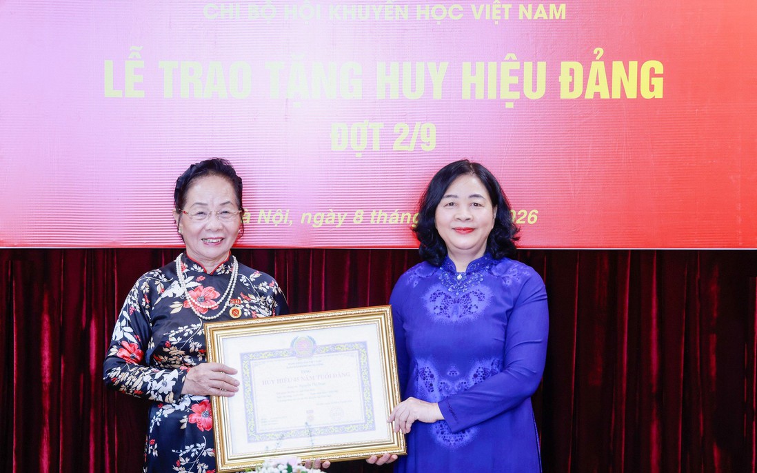 Chủ tịch UBTƯ MTTQ Việt Nam Bùi Thị Minh Hoài trao Huy hiệu 45 năm tuổi Đảng cho GS.TS Nguyễn Thị Doan