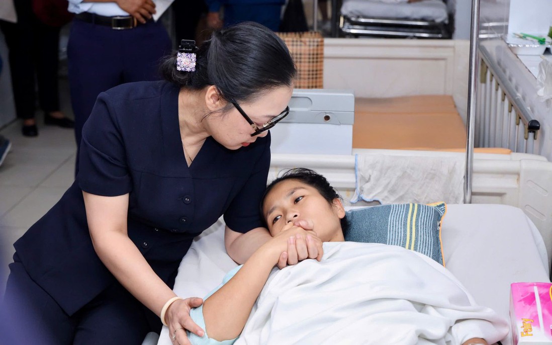 Thứ trưởng Nguyễn Thị Quyên Thanh thăm cô giáo mầm non cứu học sinh bị xe tải cán