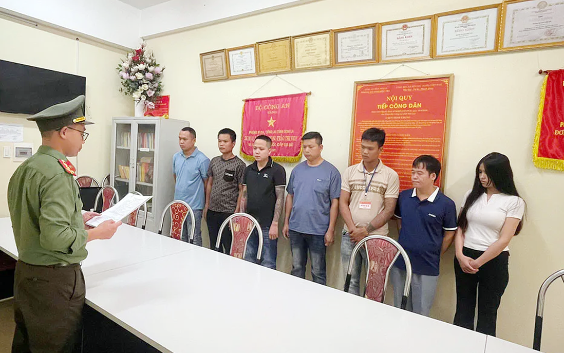 Khởi tố 7 đối tượng lừa đảo qua livestream bán xô cát đãi vàng