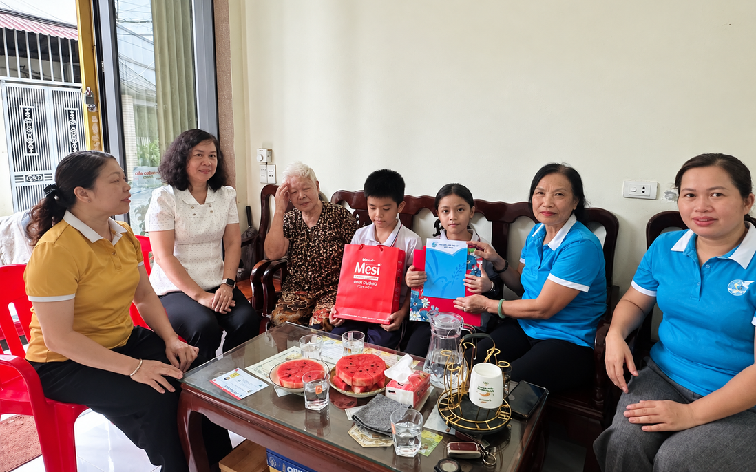 Hội LHPN xã Thư Lâm trao quà, kinh phí hỗ trợ 14 trẻ mồ côi thuộc chương trình Mẹ đỡ đầu