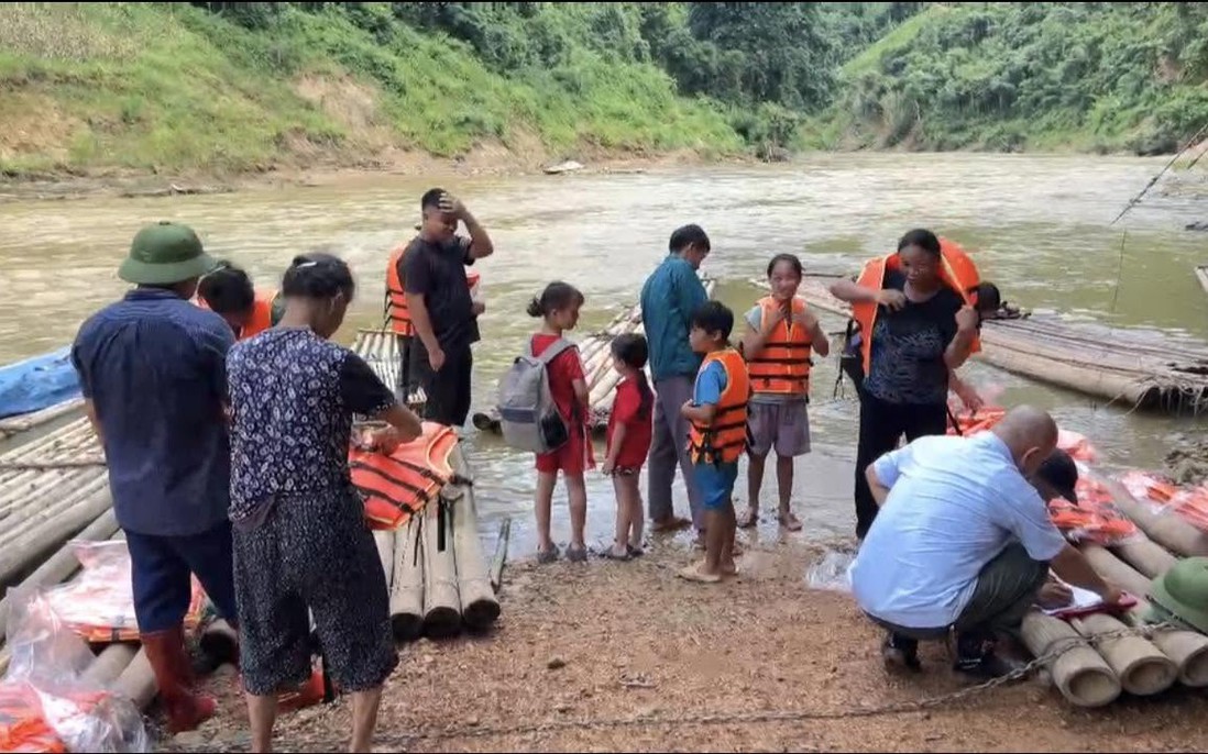 Chủ tịch UBND tỉnh Lạng Sơn chỉ đạo chấm dứt hiện tượng học sinh đi học bằng bè, mảng qua sông