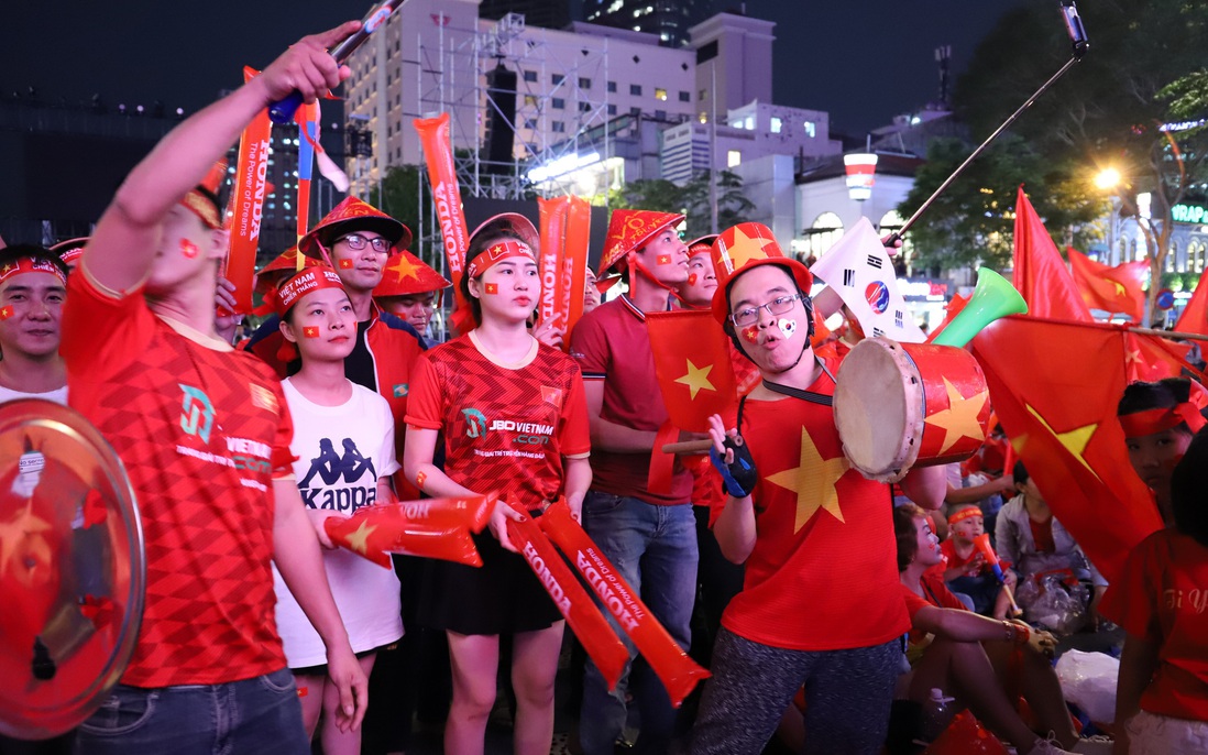 Phố đi bộ Nguyễn Huệ thành “biển” người cổ vũ 
chung kết bóng đá nam SEA Games 30