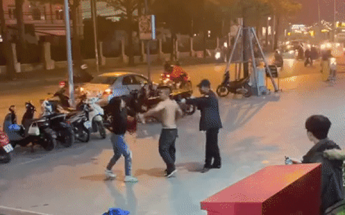 Hà Nội: Bảo vệ đánh đấm túi bụi phụ nữ trước cổng trung tâm thương mại