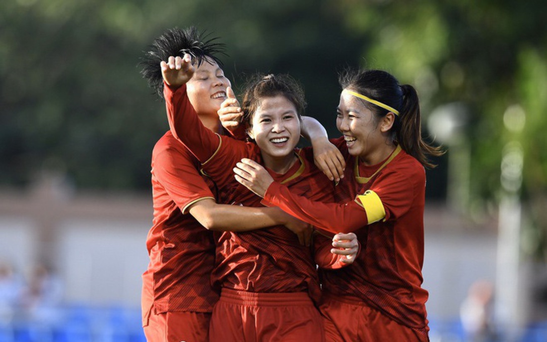 Thủ tướng: Bữa ăn của đội tuyển bóng đá nữ Việt Nam còn đạm bạc
