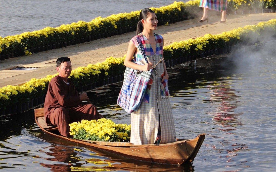80 người mẫu dệt nên “bản tình ca tơ lụa” bên hồ Xuân Hương