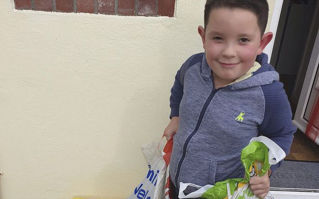 Cậu bé 7 tuổi lập ngân hàng thực phẩm cho những người có nhu cầu dịp Giáng sinh