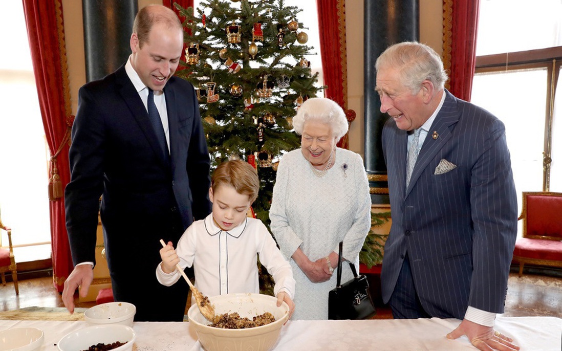 Nữ hoàng Anh hướng dẫn Hoàng tử bé làm bánh Giáng sinh