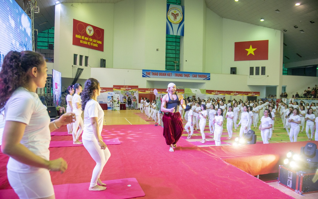 Bậc thầy Asana thế giới cùng hơn 1.000 người Việt tập Yoga 
