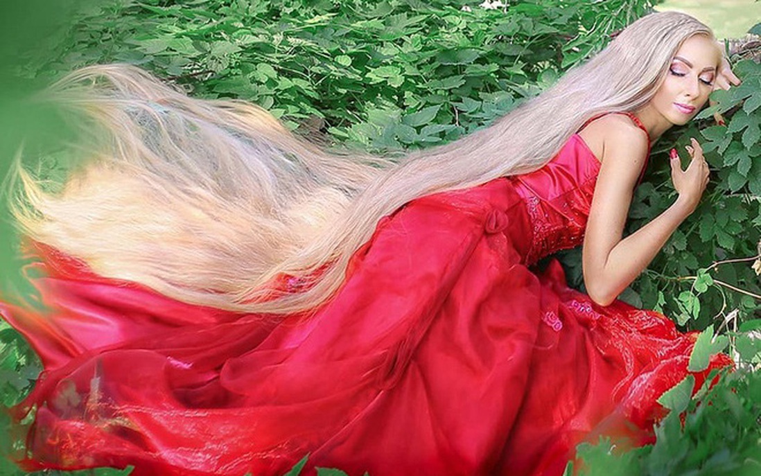 Người đẹp Ukraina quyến rũ với mái tóc vàng óng dài 1,8m
