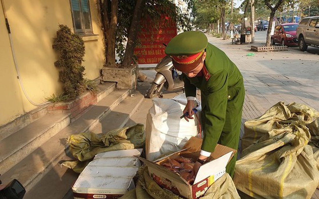 1 tấn thịt ngỗng xông khói và bánh kẹo nhập lậu từ Trung Quốc đưa về Hà Nội tiêu thụ
