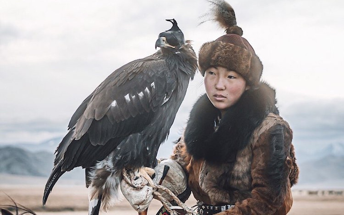 Nữ thợ săn dũng mãnh cùng đại bàng săn thú trên cao nguyên Mông Cổ