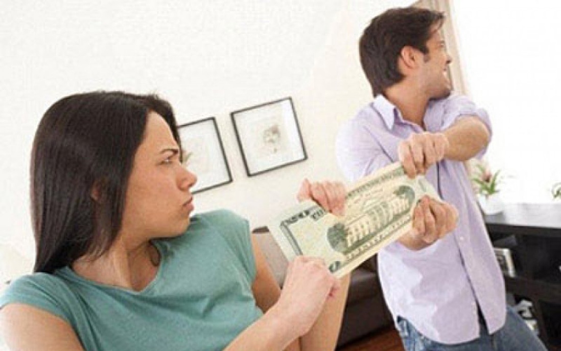 Không muốn sống chung nhà với người vợ ‘bo bo’ giữ tiền