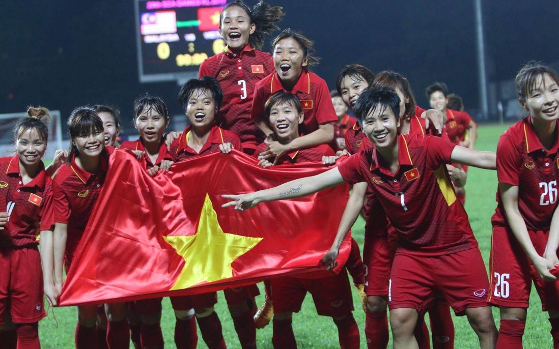 Hội LHPN Việt Nam chúc mừng và "thưởng nóng" 100 triệu đồng cho đội tuyển bóng đá nữ Việt Nam vô địch SEA Games
