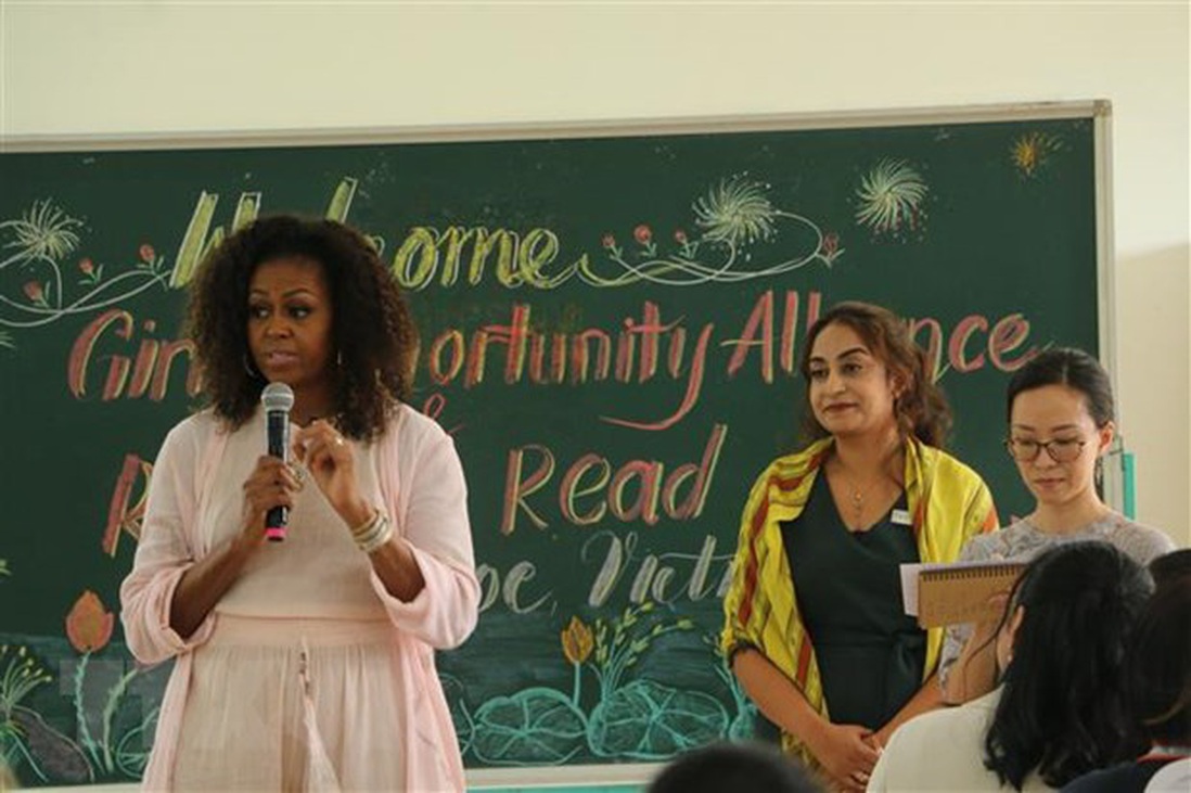 Bà Michelle Obama trò chuyện với nữ sinh tại Long An