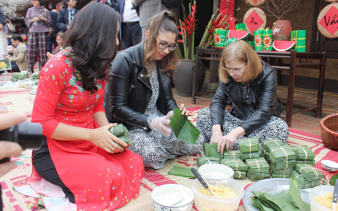 Các đại sứ và phu nhân thi làm bánh chưng, trải nghiệm văn hóa Việt