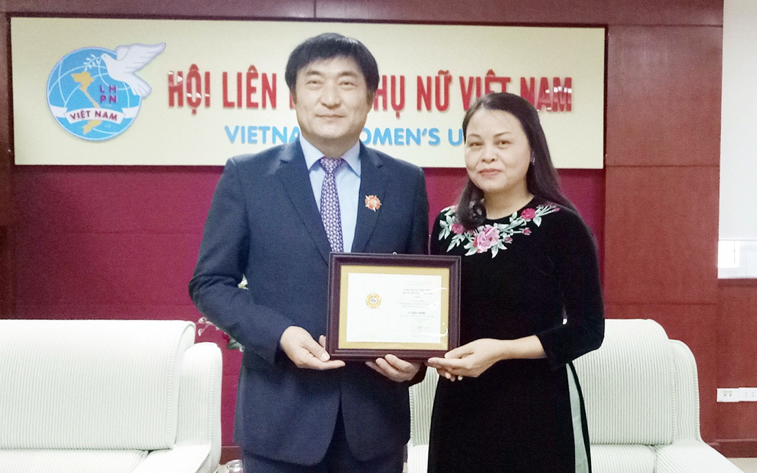 Trao kỷ niệm chương Vì sự phát triển của phụ nữ cho Giám đốc KOICA Việt Nam 
