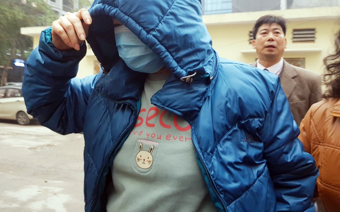 Xét xử vụ Gateway: Bị cáo Nguyễn Bích Quy cúi đầu, bịt khẩu trang tới tòa