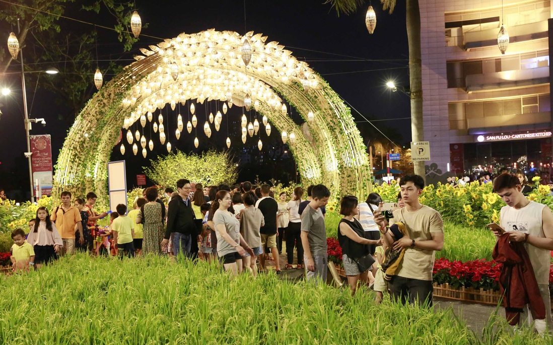 Hội chợ hoa xuân Phú Mỹ Hưng 2020 thu hút khách tham quan, chụp ảnh