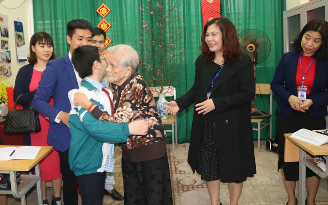 Xúc động lớp học tình thương của bà giáo 88 tuổi ở Hà Nội