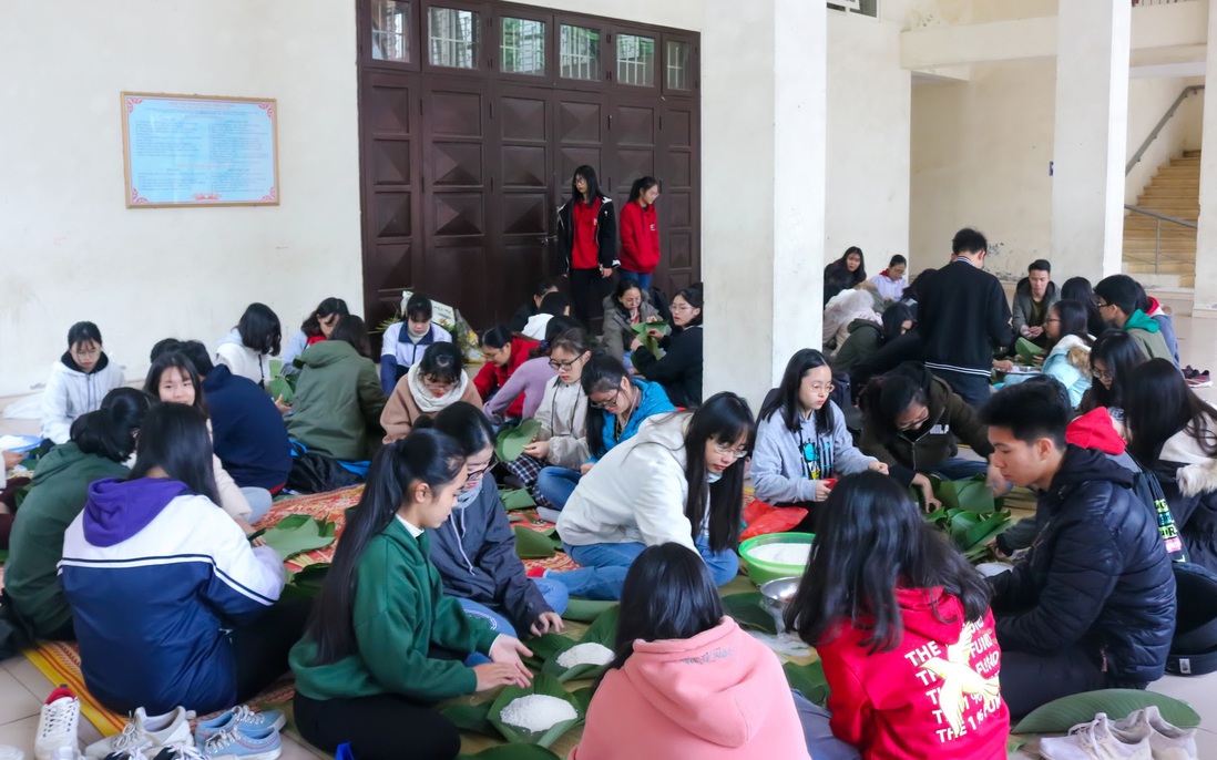 150 học sinh THPT tại Hà Nội gói bánh chưng tặng người nghèo 