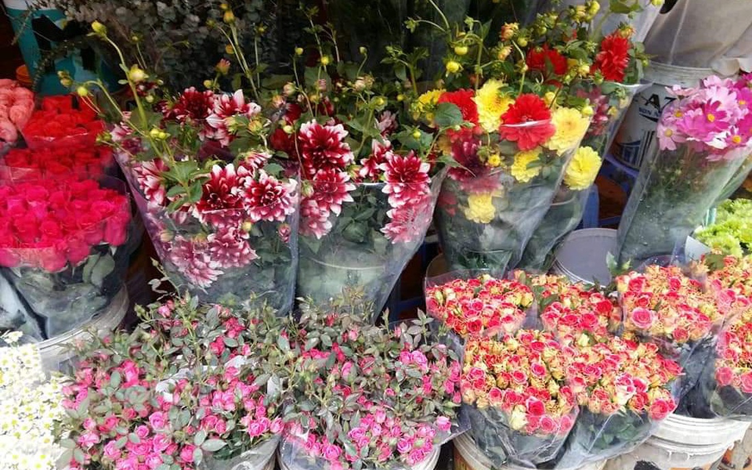 Kinh nghiệm mua hoa Tết đẹp, không bị "chặt chém" ở chợ hoa Quảng Bá 