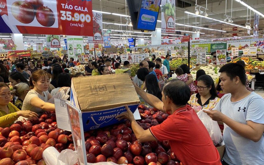 29 Tết, trái cây tăng giá chóng mặt, người tiêu dùng vào siêu thị sắm mâm ngũ quả 