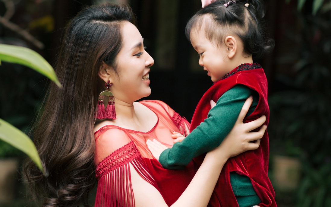 Hoa hậu Ngô Phương Lan muốn con gái dù đi đâu cũng hướng về mẹ