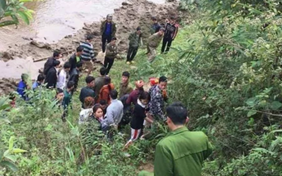 Lào Cai: Xác minh thi thể cô gái vùi trong cát ở ven suối