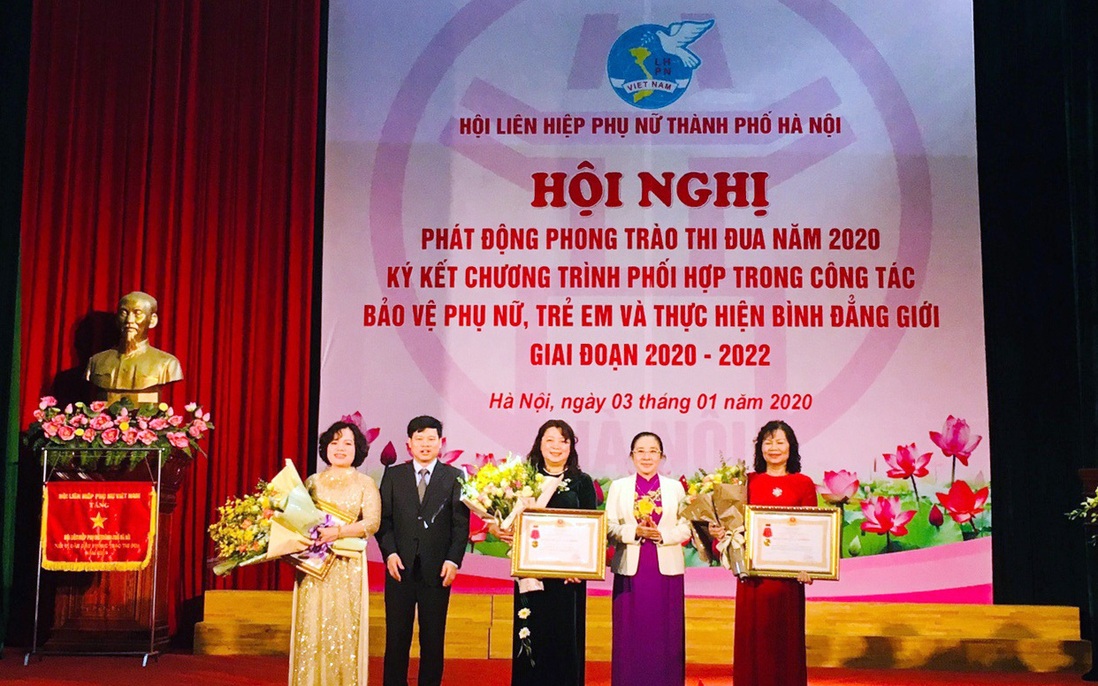 Hội LHPN TP Hà Nội được tặng cờ đơn vị xuất sắc trong phong trào phụ nữ cả nước 