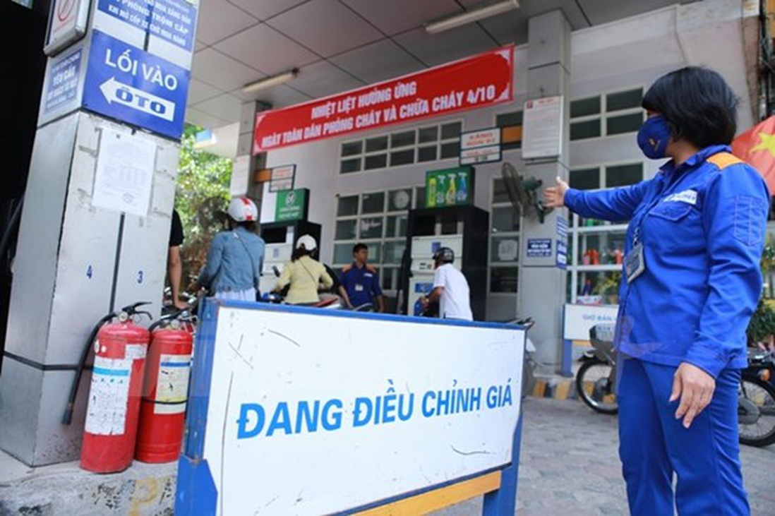 Xăng dầu đồng loạt giảm giá trong ngày đầu tiên đi làm của năm Canh Tý