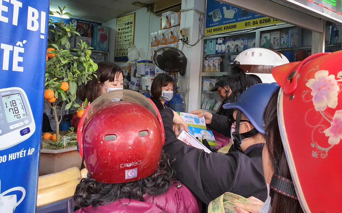Chợ thuốc ở Hà Nội "cháy" hàng khẩu trang, dung dịch rửa tay phòng ngừa virus Corona