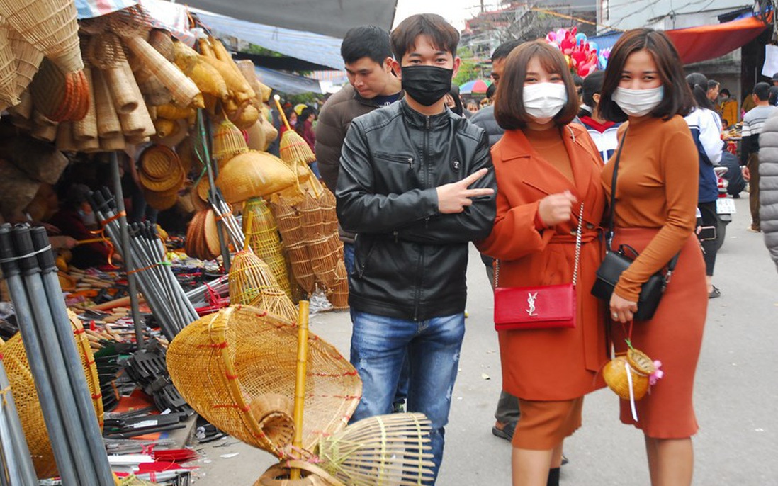 Du khách đeo khẩu trang kín mít đi chợ Viềng Nam Định 