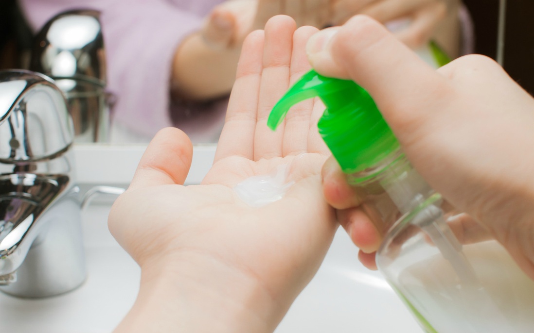 Tự chế dung dịch rửa tay sát khuẩn bảo vệ sức khỏe