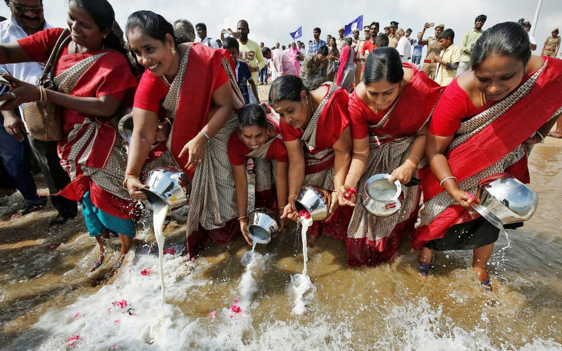 Đổ sữa xuống biển cầu nguyện cho các nạn nhân sóng thần ở Ấn Độ