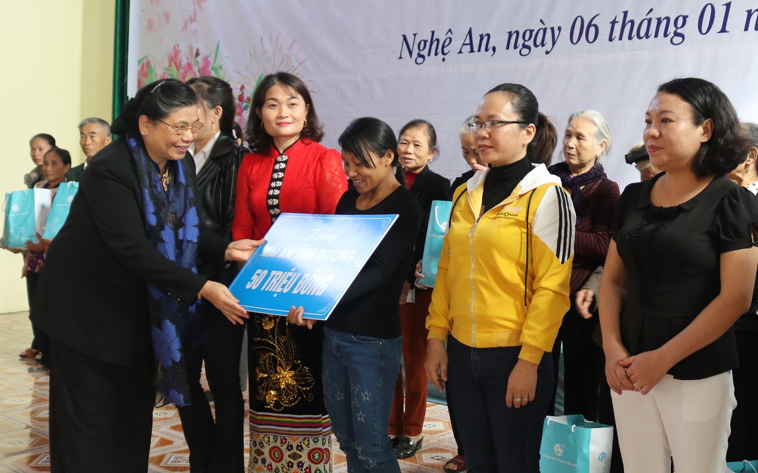 "Tết yêu thương" đến với gia đình chính sách, phụ nữ khó khăn tỉnh Nghệ An