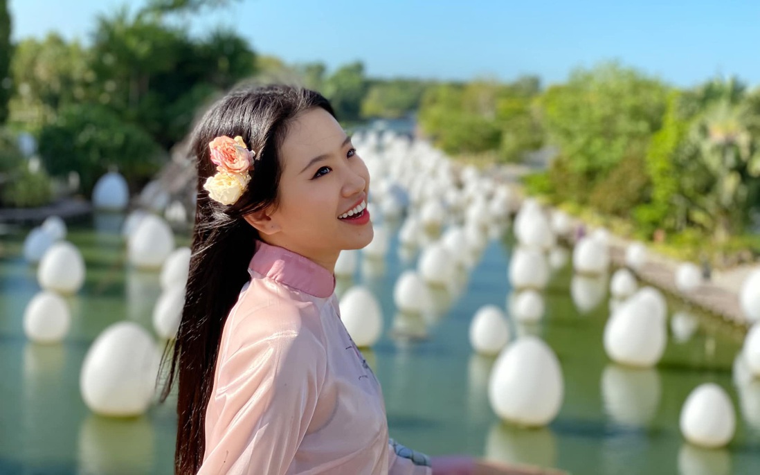 Á khôi Miss Photo Thạch Thảo diện áo dài rạng rỡ ở Singapore 