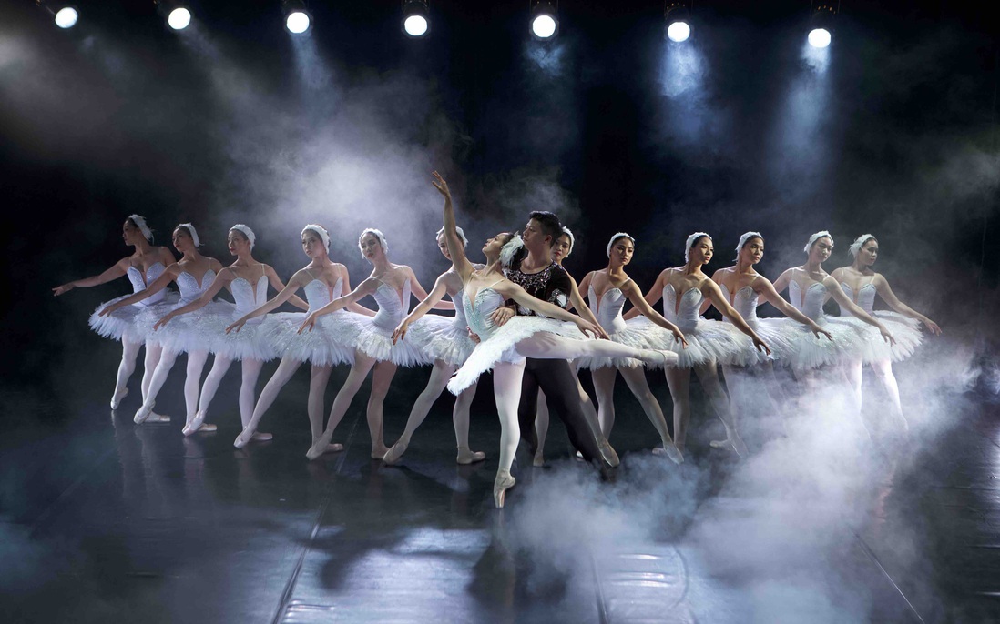 Lần đầu tiên công diễn ballet Hồ Thiên Nga ở sân khấu ngoài trời