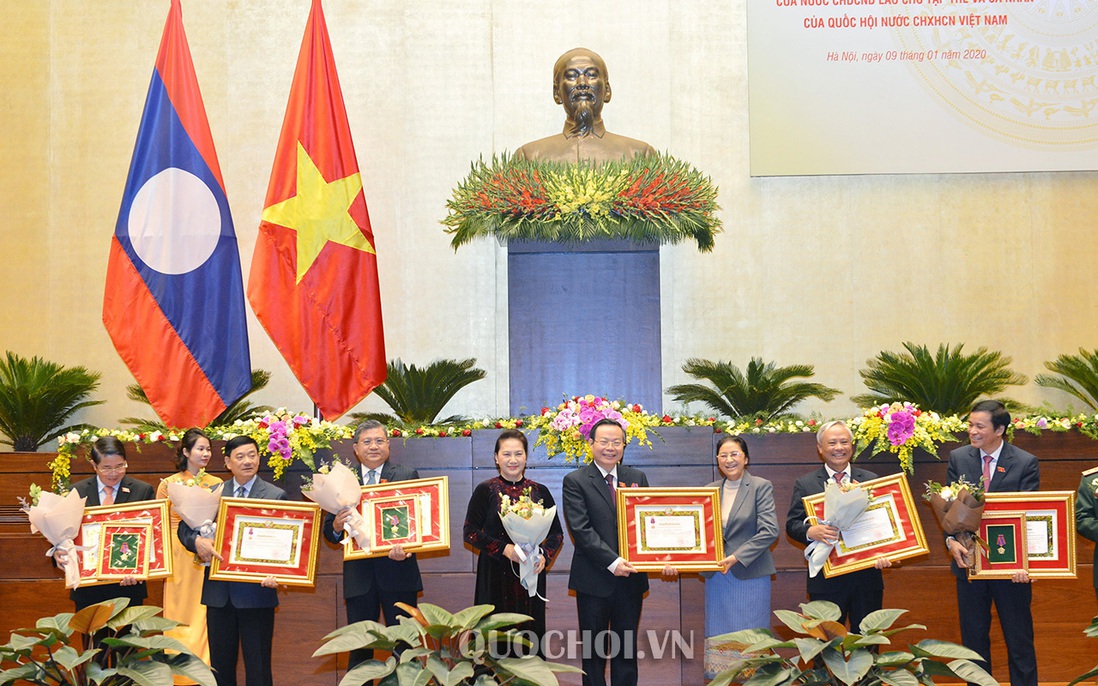 Trao Huân, Huy chương của Nhà nước Lào cho 12 tập thể, 52 cá nhân của Quốc hội Việt Nam