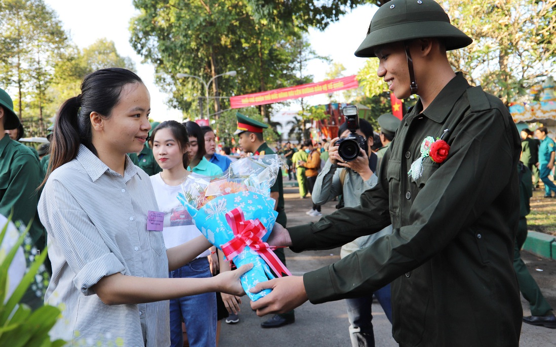 5 “bóng hồng” tình nguyện làm đơn nhập ngũ 